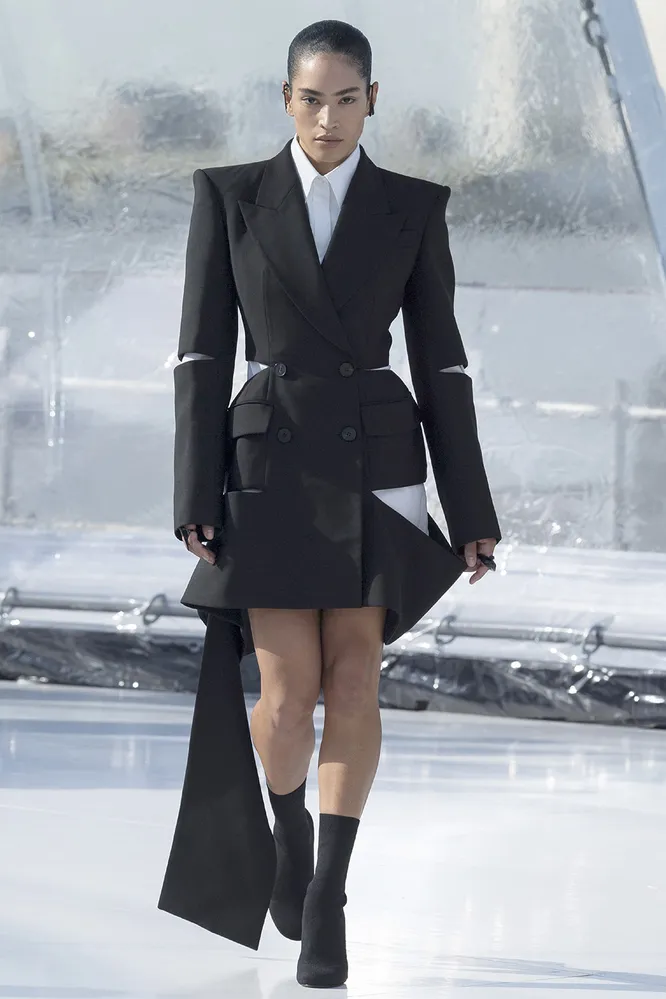 Alexander McQueen весна-лето 2023 Alexander McQueen весна-лето 2023