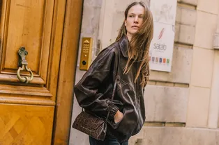 Самая модная кожаная куртка весны-2026 — непременно коричневая