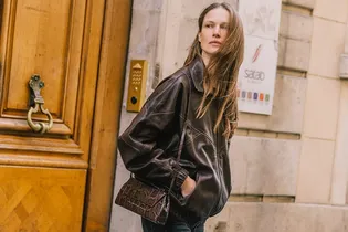 Самая модная кожаная куртка весны-2026 — непременно коричневая