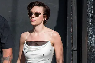 Скарлетт Йоханссон нашла идеальное платье для девушек с женственными формами