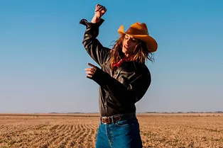 52-летняя Синди Кроуфорд перевоплотилась в ковбоя в рекламной съемке Acne Studios