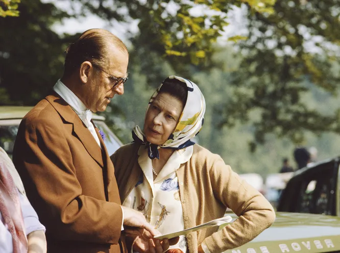Королева и принц Филипп беседуют вместе во время The Royal Windsor Horse Show на территории Виндзорского замка, май 1982 года