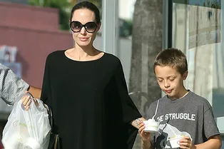 Как остаться незамеченной: Анджелина Джоли в длинном черном балахоне