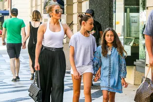 В чем идти на шопинг с детьми — знает Дженнифер Лопез