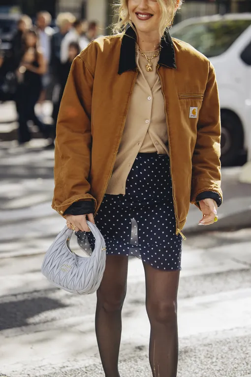 Эмили Синдлев на Недели моды в Париже в куртке Carhartt, 2023