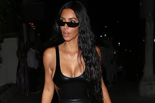 Ким Кардашьян и ее повседневный латексный костюм