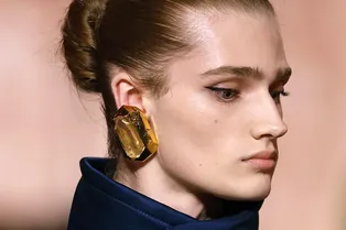 Каменные украшения и одежда — новый тренд на подиумах