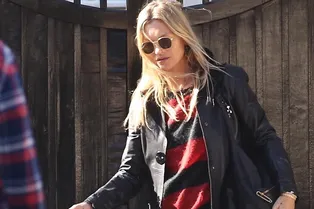 В кожаном плаще и любимых скинни: Кейт Мосс нашла лучший образ для весенних прогулок