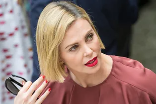 Блузка с рюшами и яркая помада: 42-летняя Шарлиз Терон вернулась к женственному стилю