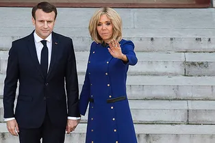 65-летней Брижит Макрон снова удалось не выглядеть вульгарно в мини