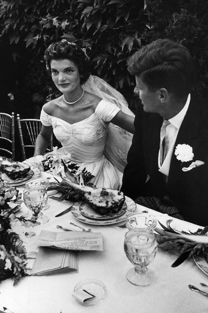В 1952 году на званом обеде у журналиста Чарльза Бартлетта Джеки познакомилась с сенатором от штата Массачусетс Джоном Кеннеди, за которого спустя год вышла замуж. 9 ноября 1960 года Джон Кеннеди был избран 35-м президентом Соединенных Штатов Америки. 