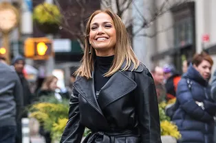 Стильная и независимая женщина: 14 осенних образов Дженнифер Лопес