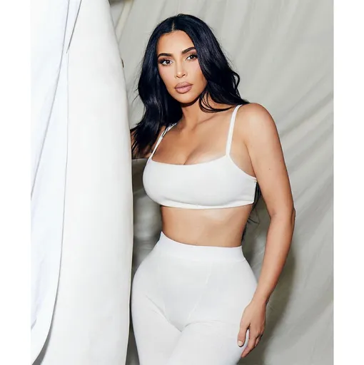 Ким Кадашьян в Skims Ким Кадашьян в Skims