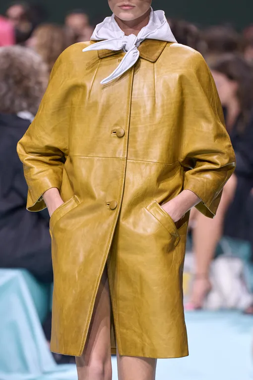 Prada весна-лето 2025