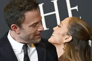 Джей Ло и Бен Аффлек не могут сдержать чувств на премьере фильма «Последняя дуэль»