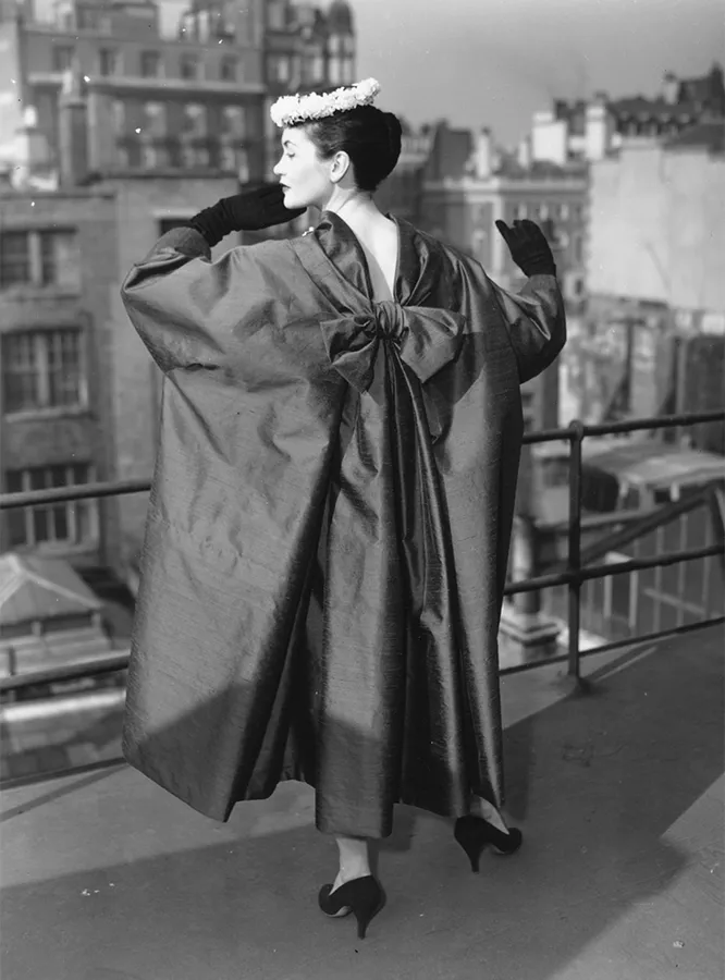 Модель в пальто Christian Dior Maxime , 1956 год