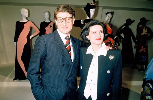 Ив Сен-Лоран c Паломой Пикассо в Музее искусств моды в Париже на выставке, посвященной 28-летию дизайна Saint Laurent, 1986