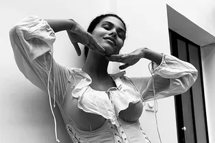 Просвечивающее белье и рюши: 5 соблазнительных образов для домашней изоляции от звезд