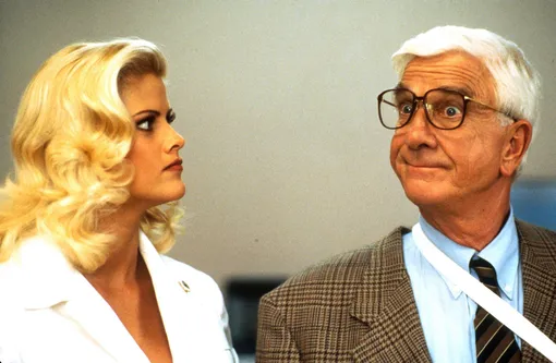 С Лесли Нильсеном в фильме «Голый пистолет 33⅓: Последний выпад», 1994 С Лесли Нильсеном в фильме «Голый пистолет 33⅓: Последний выпад», 1994