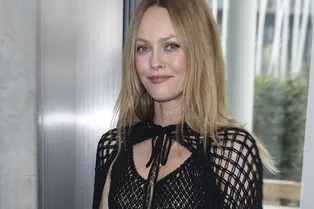 Кейп-сетка и топ с бахромой: Ванесса Паради на показе Chanel в Париже