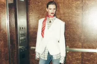 Приталенный жакет + джинсы — любимая весенняя формула всех модных девушек Приталенный жакет + джинсы — любимая весенняя формула всех модных девушек