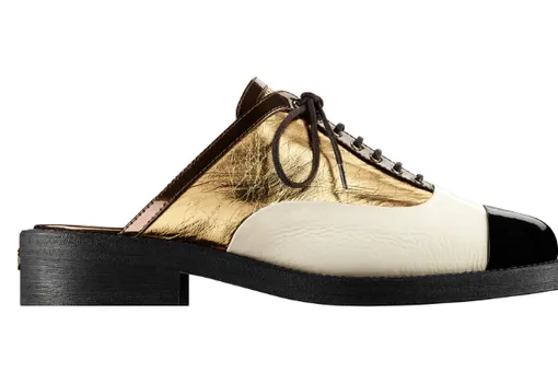 Вещь дня: позолоченные блоферы Chanel из «кубинской» коллекции Вещь дня: позолоченные блоферы Chanel из «кубинской» коллекции