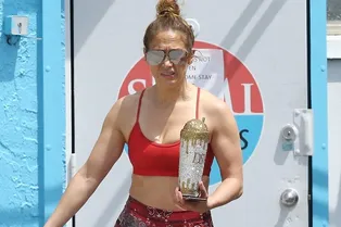 Чтобы и в 50 лет сохранять идеальный пресс, Дженнифер Лопес тренируется на карантине