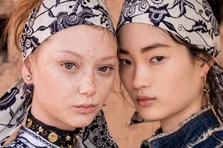 Свежий тон и блеск на губах: как создавался макияж для показа Dior