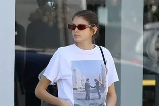 Кайя Гербер уже носит самые модные солнцезащитные очки летнего сезона