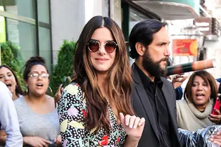 53-летняя Сандра Буллок в идеальном макси-платье с самым летним принтом