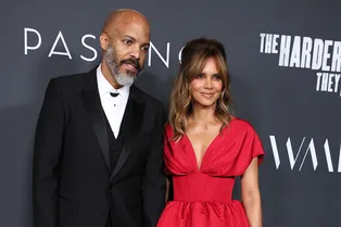 Если хочется праздника, то замените маленькое черное платье на алое, как у Холли Берри