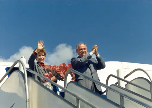 Раиса и Михаил Горбачевы по прилете в Будапешт, 1986