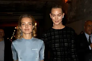 Наталья Водянова и Кара Делевинь в «гоночных» топах на показе Off-White