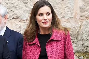 Королева Летиция в кожаных легинсах Uterque поддерживает бренды своей страны Королева Летиция в кожаных легинсах Uterque поддерживает бренды своей страны