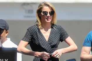 С чем носит платье в горошек Эмбер Херд