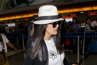 51-летняя Сальма Хайек тоже предпочитает «папины» кроссовки, но не такие, как у всех