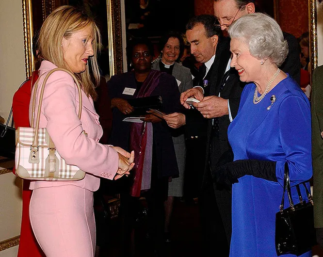 Джоан Роулинг на встрече с королевой, 2004