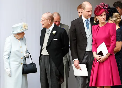 Королева Елизавета II, принц Филипп, Кейт Миддлтон и принц Уильям