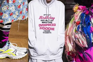 Клатчи-видеокассеты, рюкзаки с волосами и подвески-открывашки на шоу Vetements