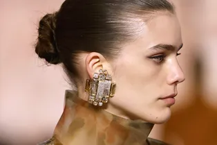 Прозрачный намек: какие серьги выбрать прямо сейчас Прозрачный намек: какие серьги выбрать прямо сейчас