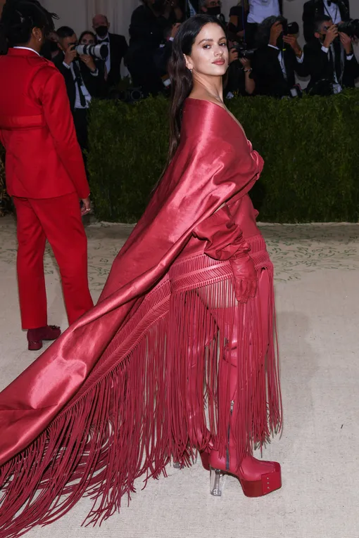Росалия в Rick Owens на Met Gala, 2021 Росалия в Rick Owens на Met Gala, 2021