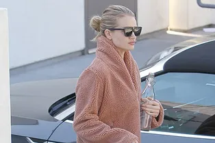 Роузи Хантингтон-Уайтли выбирает на каждый день короткую шубу-«чебурашку» в самом модном цвете