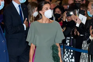 Элегантно и празднично: королева Летиция в платье с перьями