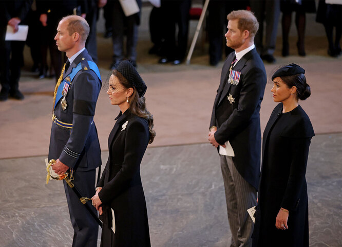Принц Уильям, Кейт Миддлтон, Принц Гарри и Меган Маркл на публичной церемонии прощания с Елизаветой II