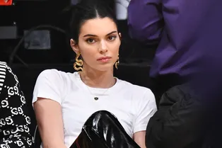 Кендалл Дженнер в виниловых брюках и серьгах-драконах от грузинского бренда