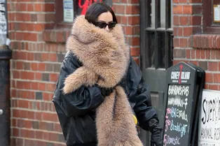 Еще один модный способ носить мех зимой — как Ирина Шейк