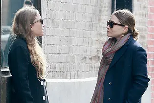 Редкий выход: сестры Олсен в строгих пальто на улицах Нью-Йорка