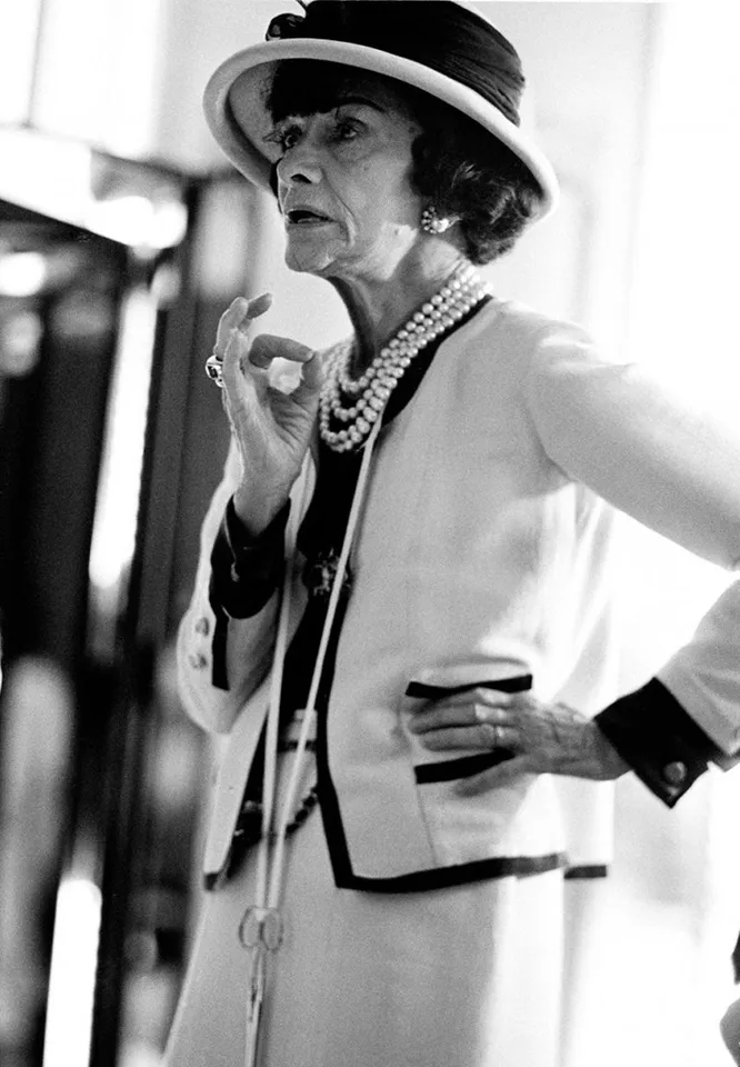 В 1954 году в возрасте 70 лет она с триумфом вернулась в мир моды. «Я больше не могла видеть то, что сделали с парижским кутюр такие дизайнеры, как Диор или Балмен» - так объяснила она свое возвращение. В трудные военные годы многие парижские модницы лишились своих парчовых платьев и боа из страусиных перьев. Вместо этого Шанель предложила им простые блузки рубашечного кроя и прямые до колен юбки копии моделей собственного незатейливого, но всегда актуального гардероба. Парижанки с восторгом приняли «элегантную простоту от Шанель».
