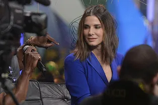 Синий — новый черный: Сандра Буллок в брючном костюме цвета кобальт