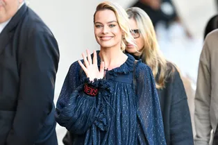 Как не потеряться в нарядном платье-балахоне: учимся у Марго Робби